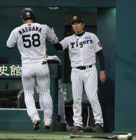 ４回、右越えに本塁打を放った前川を迎える平田２軍監督（撮影・坂部計介）
