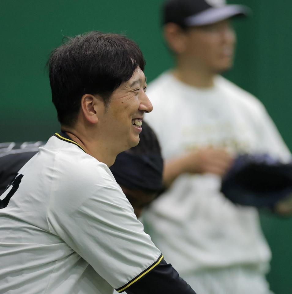 笑顔で室内練習を見る藤川監督（撮影・西田忠信）