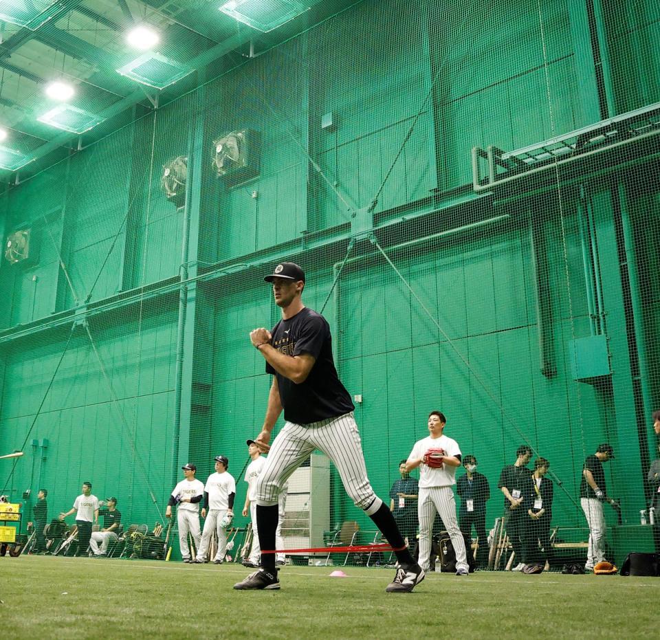 室内で調整するラグズデール（撮影・西田忠信）