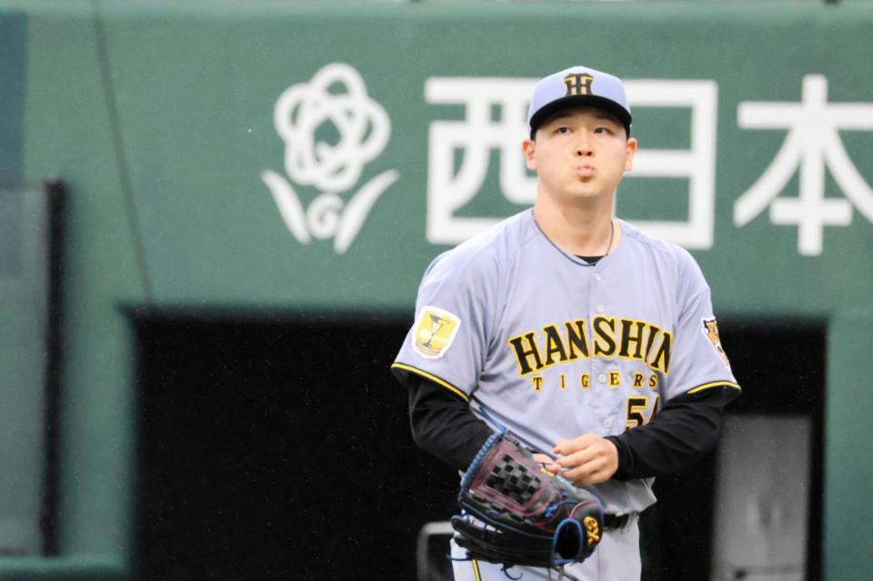 ３回のマウンドを無失点で抑え、ベンチに戻る木下