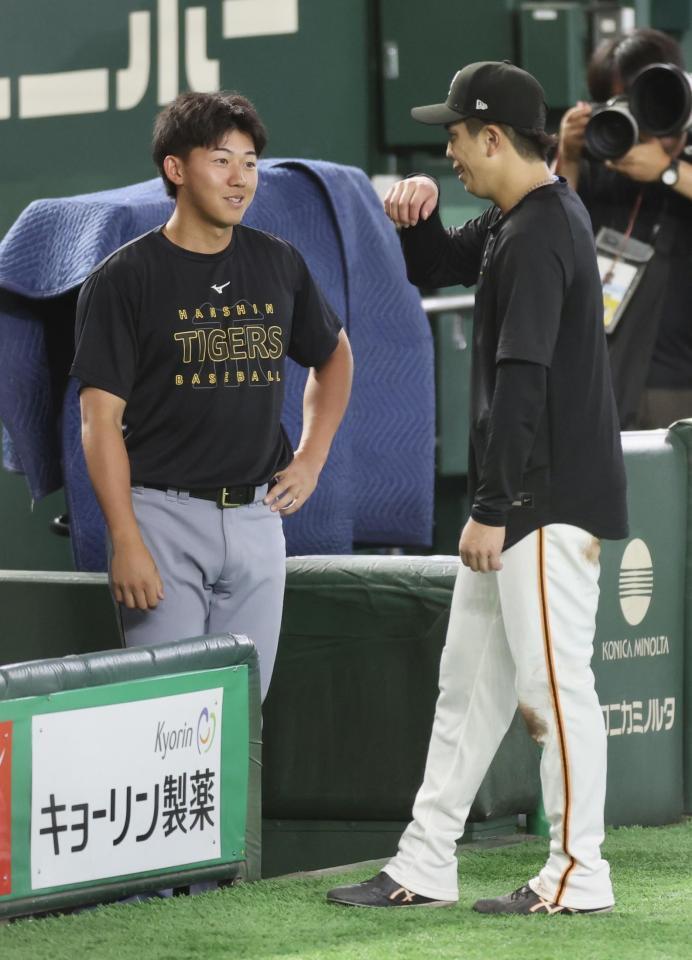 創価大の先輩である門脇（右）と会話を交わす立石（撮影・伊藤笙子）