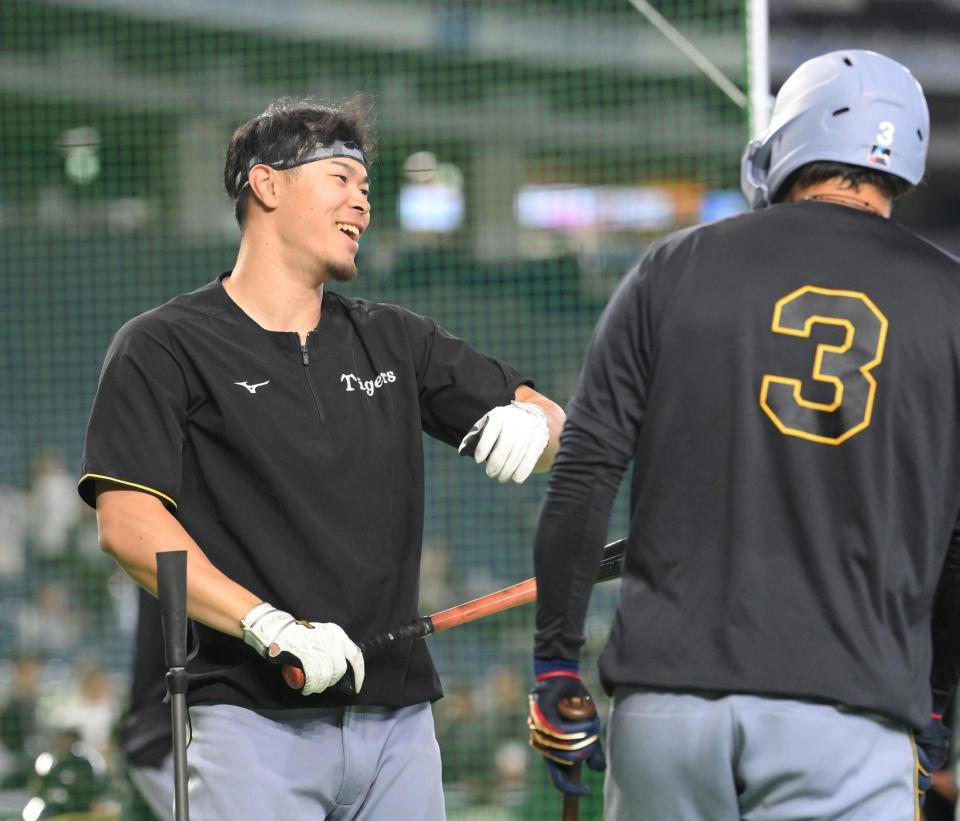 試合前、大山悠輔（右）と談笑する阪神・佐藤輝明（撮影・伊藤笙子）