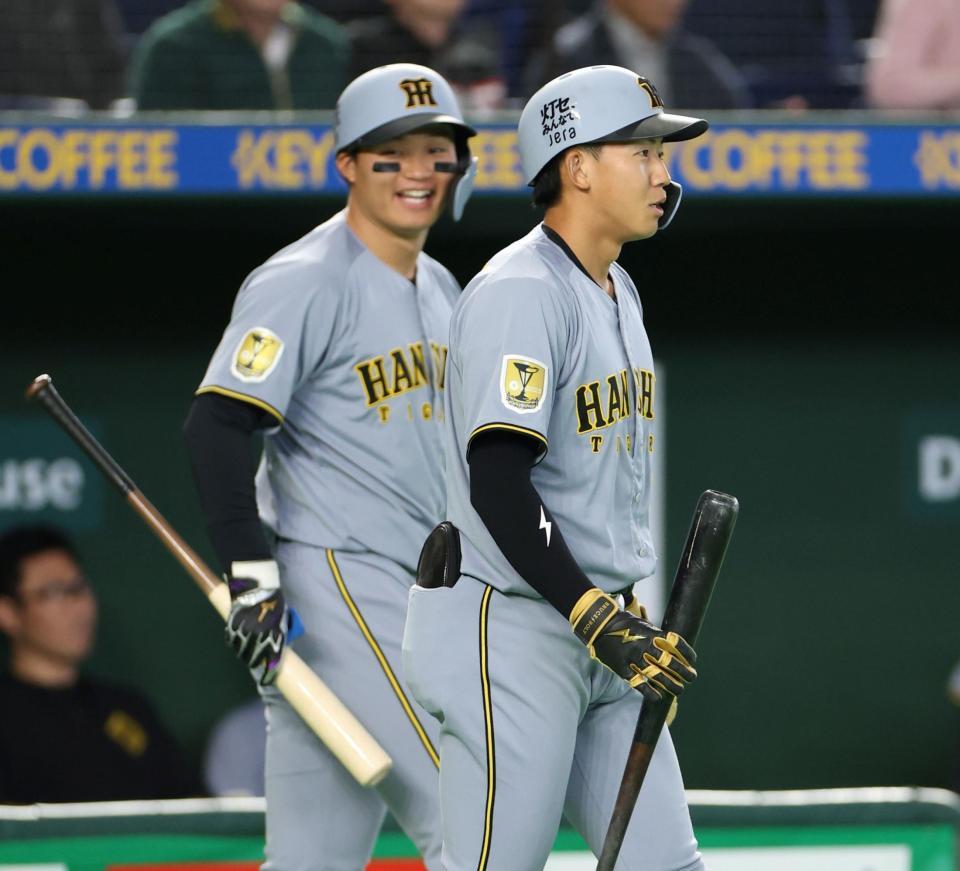 １回、打席に向かう途中、森下（左奥）に声を掛けられる立石（撮影・伊藤笙子）