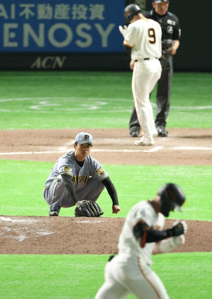 ７回、キャベッジに２ランを浴びがっくりの高橋（撮影・金田祐二）