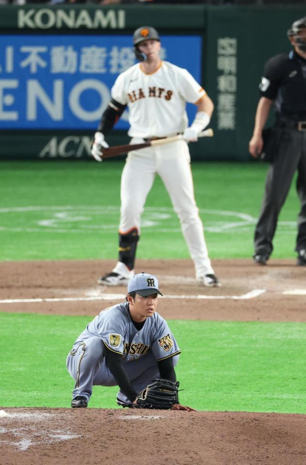 ７回、キャベッジに２ランを浴びがっくりの高橋（撮影・金田祐二）