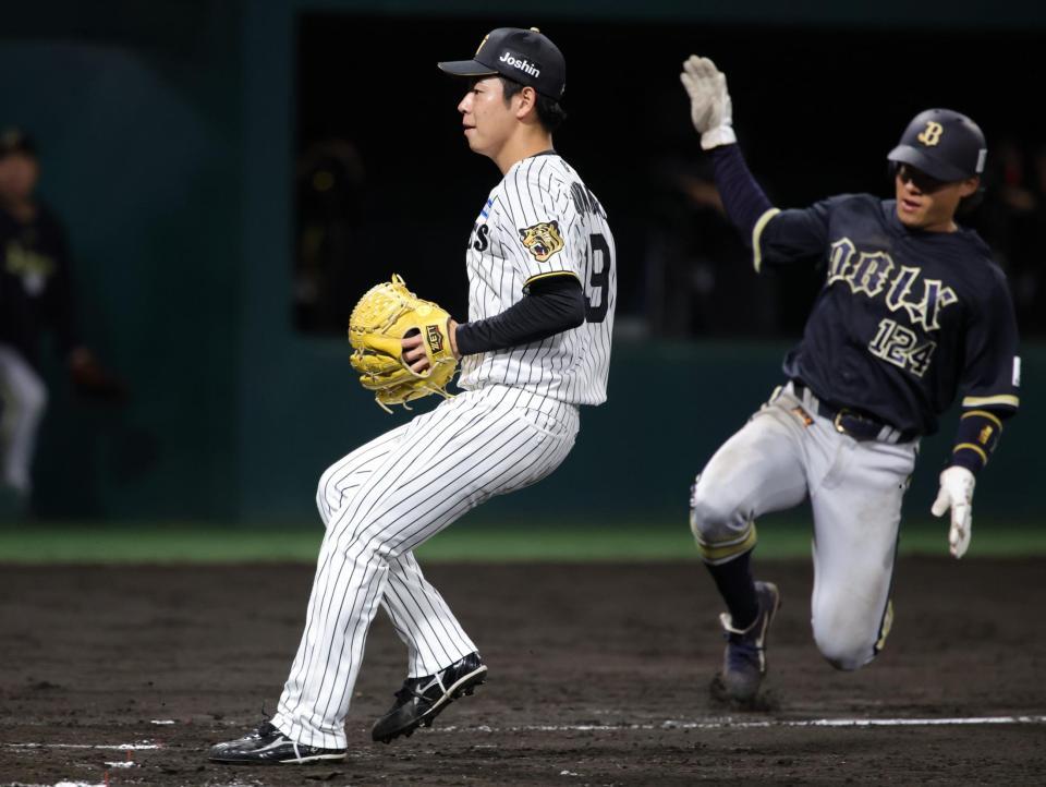 ８回、下村の暴投で三塁走者・遠藤（右）の生還を許す（撮影・坂部計介）