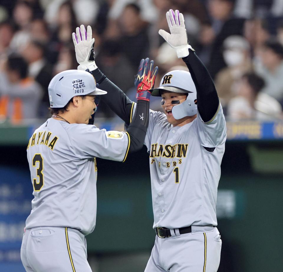 １回、２ランを放った大山を迎える森下（撮影・田中太一）