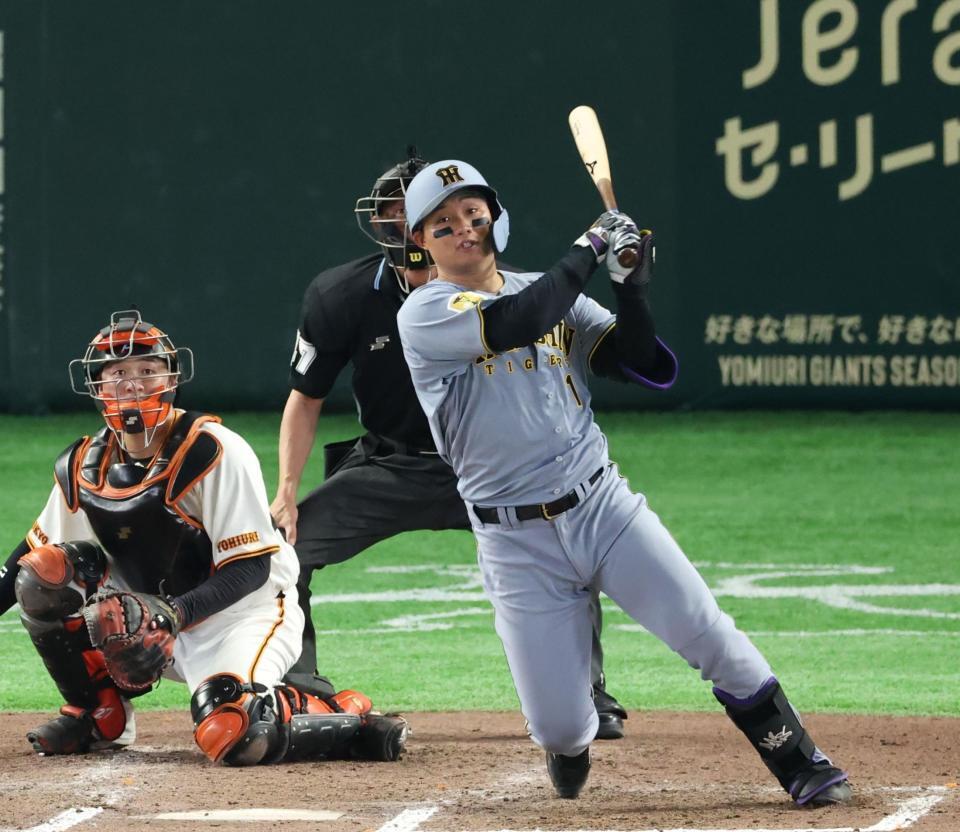 ７回、中前打を放つ森下（撮影・金田祐二）