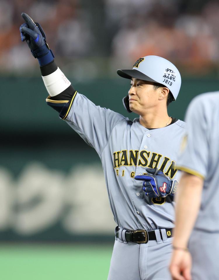 ５回、中前打を放ち、ベンチを指さす木浪（撮影・伊藤笙子）