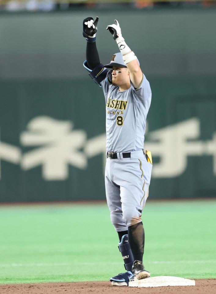 ７回、ライトへ二塁打を放ち、塁上でポーズを決める佐藤輝（撮影・伊藤笙子）