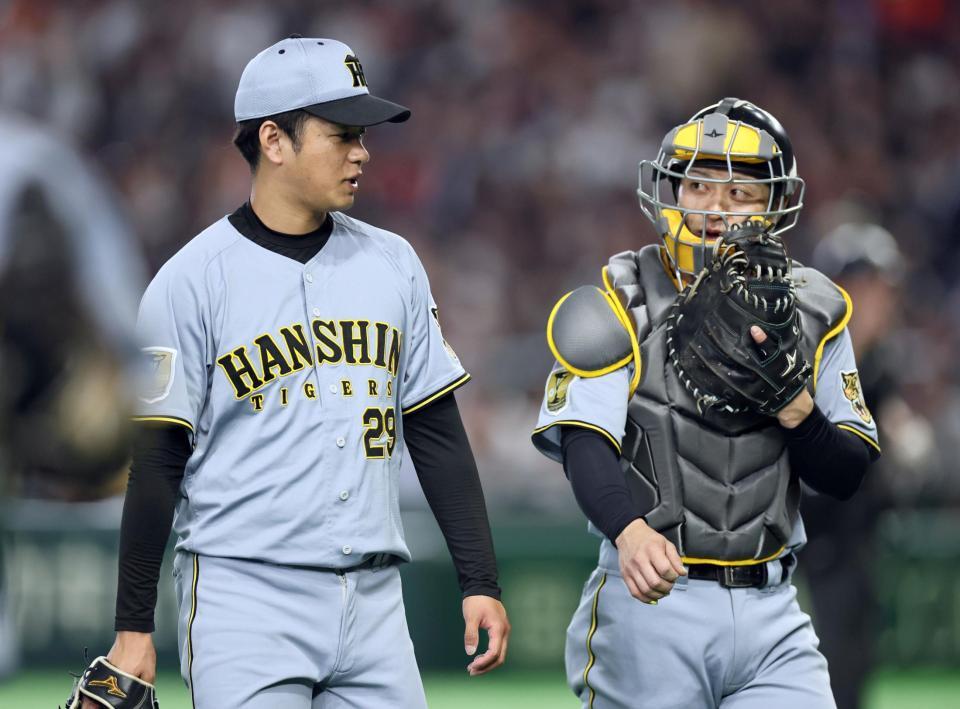 ２回、巨人打線を封じた高橋は坂本と話しながらベンチへ戻る（撮影・田中太一）