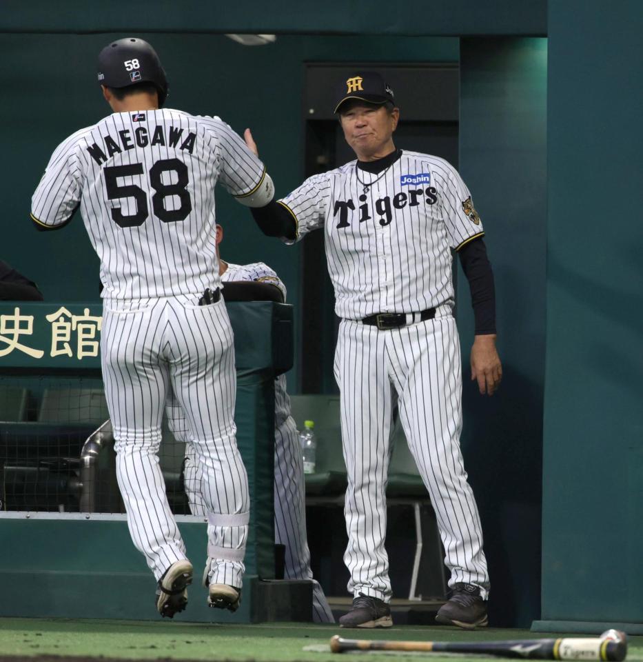 ４回、右越えに本塁打を放った前川を迎える平田２軍監督（撮影・坂部計介）