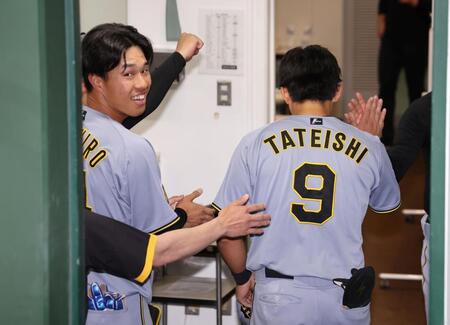 ヒーローインタビューを終えた立石を祝福する岡城（撮影・田中太一）