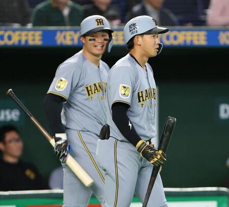 １回、打席に向かう途中、森下（左奥）に声を掛けられる立石（撮影・伊藤笙子）