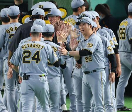 笑顔で高橋をねぎらう藤川監督（撮影・金田祐二）