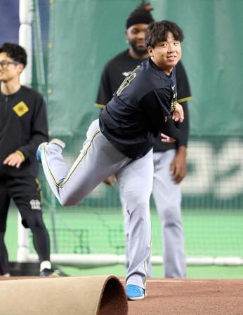 　マウンドを確認する村上