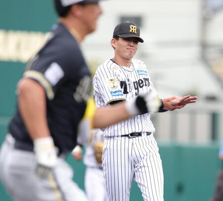 ３回、杉本の打球を左手首に受け、顔をしかめる早瀬（撮影・坂部計介）