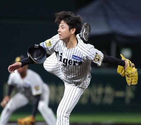 帽子を飛ばし力投する下村＝２２日