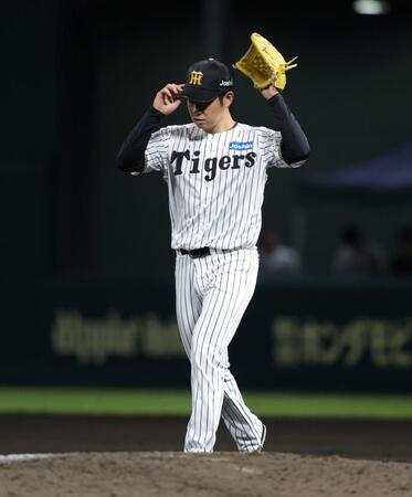 プロ初登板のマウンドに向かう下村＝２２日