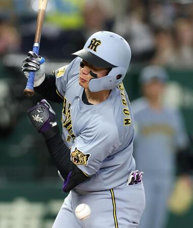 １回、死球を受ける森下（撮影・伊藤笙子）