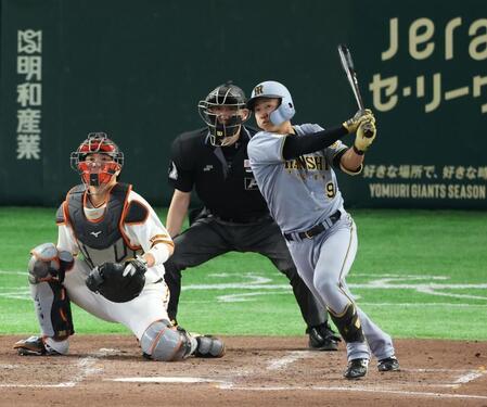 ５回、中前に先制２点適時打を放つ立石（撮影・金田祐二）