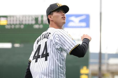 試合終了後、ファンの声援に応える早瀬（撮影・坂部計介）