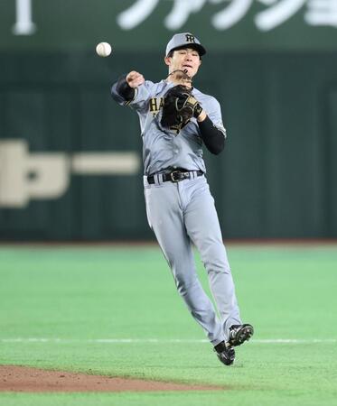 ６回、門脇の二ゴロをさばく中野（撮影・伊藤笙子）