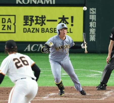 ５回、送りバントを決める村上（撮影・金田祐二）