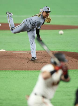 １回、浅野（手前）へ投げる村上（撮影・伊藤笙子）