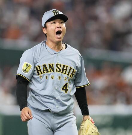 ７回、ダルベックを空振り三振に仕留め、声を張り上げる村上（撮影・田中太一）
