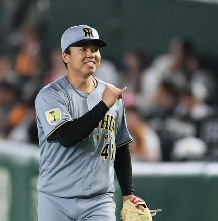 ５回、佐々木を打ち取りアウトカウントを確認する村上（撮影・田中太一）