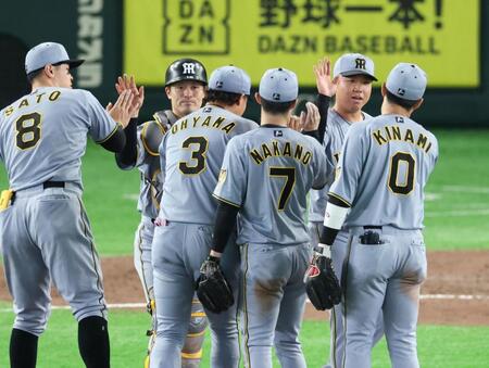完封勝利の村上（撮影・金田祐二）