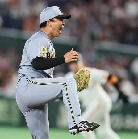 巨人打線を完封し、こん身の雄たけびをあげて喜ぶ村上（撮影・田中太一）