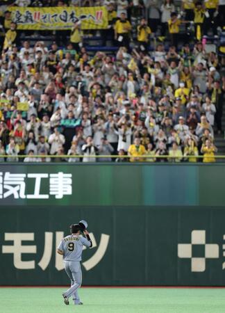 ５回の守備につく際、左翼スタンドの阪神ファンから声援を受ける立石（撮影・伊藤笙子）