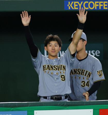 ６回、木浪の適時打に喜ぶ立石（撮影・伊藤笙子）
