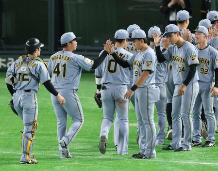 完封勝利の村上を迎える立石（撮影・金田祐二）