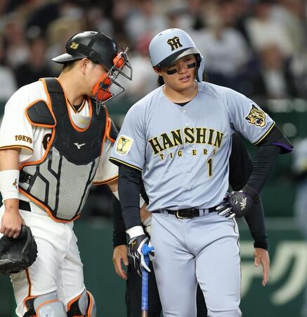 １回、死球を受けた森下（右）と大城（撮影・伊藤笙子）