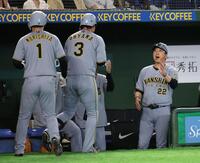 １回、右越え２ランを放った大山（中央）を迎える藤川監督（右）＝撮影・伊藤笙子