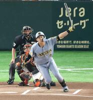 　１回、二塁打を放つ立石