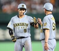 ４回、左前へ適時打を放ち、筒井コーチ（右）とグータッチする立石（撮影・伊藤笙子）