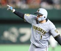 　１回、先制打を放ちベンチを指さす森下（撮影・伊藤笙子）