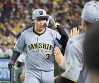 　１回、２ランを放ちナインとタッチを交わす大山（撮影・田中太一）