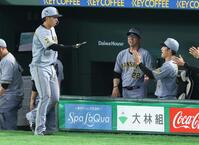 ３回、森下の適時適時二塁打で生還の立石に笑顔の藤川監督（撮影・金田祐二）
