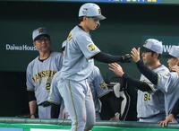 　３回、生還した立石に笑顔の藤川監督（左）
