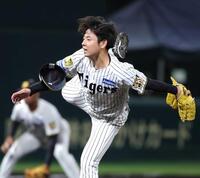 　帽子を飛ばし力投する下村（撮影・坂部計介）