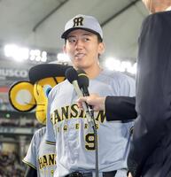 初のヒーローインタビューで笑顔を見せる立石＝２２日