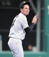 ３回、杉本の打球を左手首に受け、顔をしかめる早瀬（撮影・坂部計介）