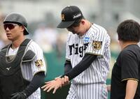 ３回、杉本の打球を左手首に受け、顔をしかめてベンチに戻る早瀬（撮影・坂部計介）