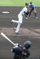１回、頓宮を一ゴロに仕留めた早瀬（撮影・坂部計介）