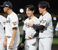プロ初登板を果たし、小川（右）から祝福される下村＝２２日